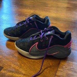 LeBron XXII black/laser fusion-dark grey